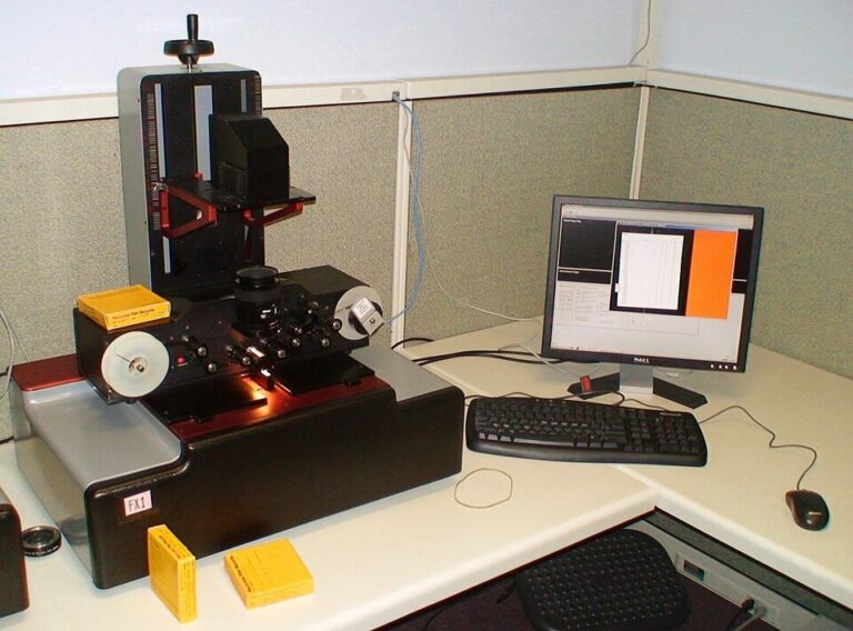 Microform scanner reading archived records